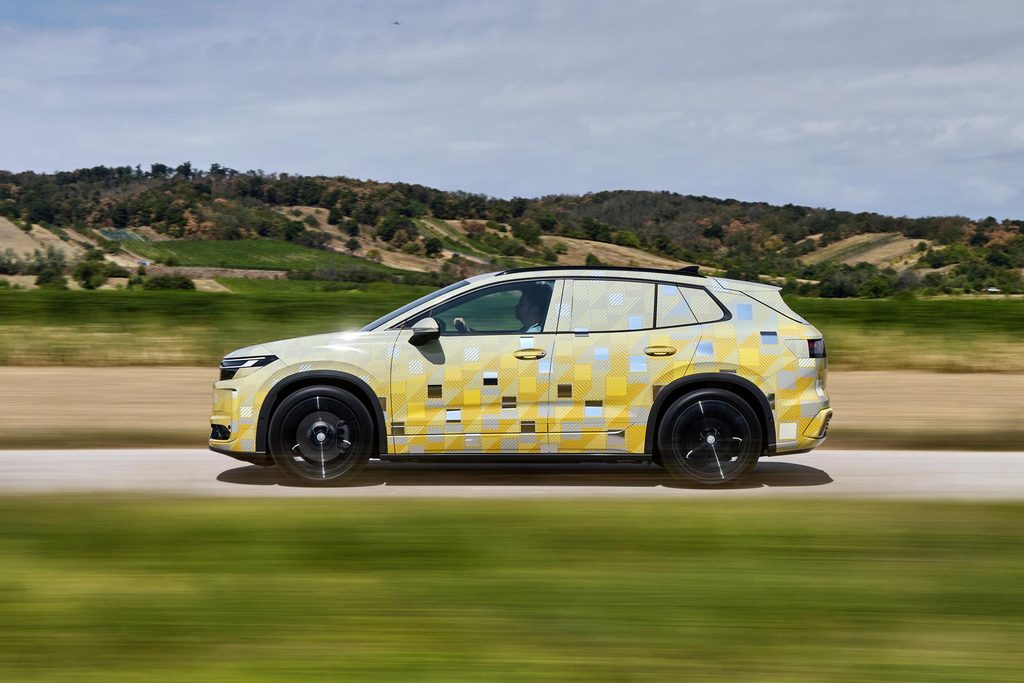 Le futur VW ID. Tiguan encore camouflé, de profil.