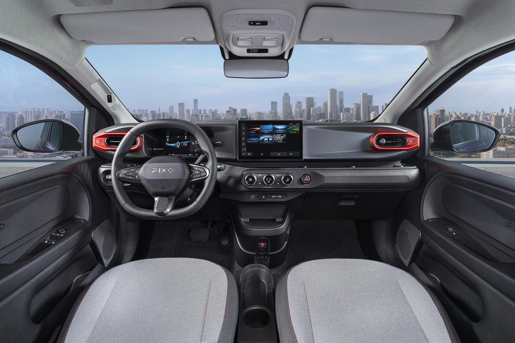 L'intérieur de la Nissan Pixo tente de masquer celui de la Twingo