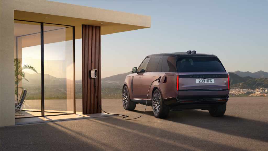 Range Rover Electric : le premier Range Rover 100 % électrique ouvre les commandes