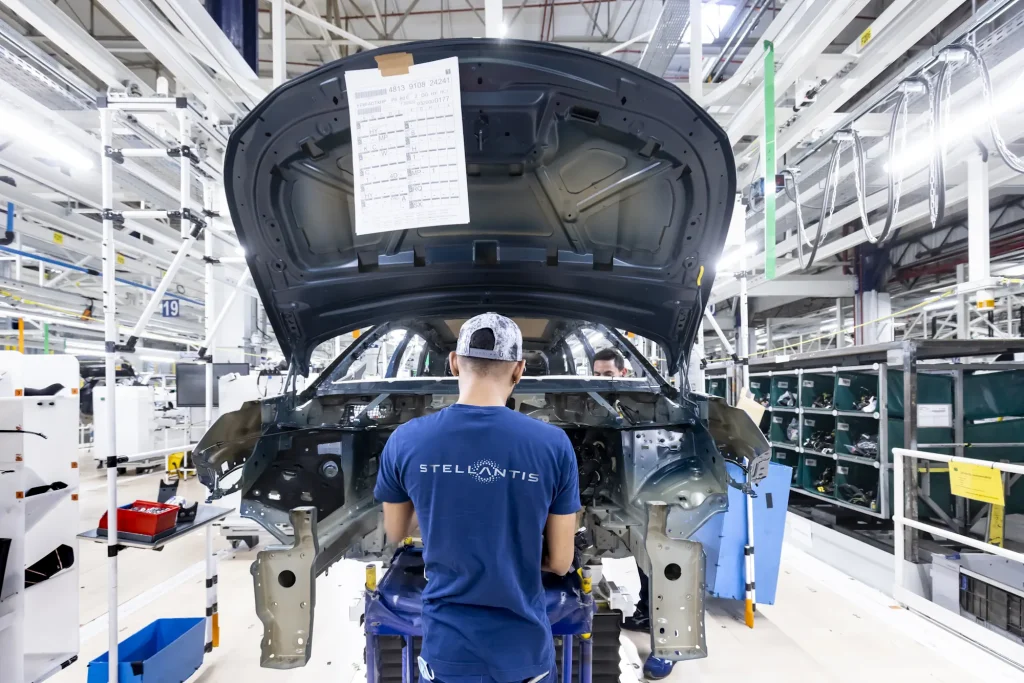 Stellantis va interrompre la production dans quatre usines françaises en octobre Un employé dans une des usines de Stellantis