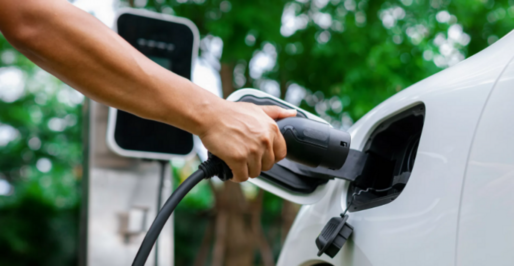Royaume-Uni : les voitures électriques accélèrent en août