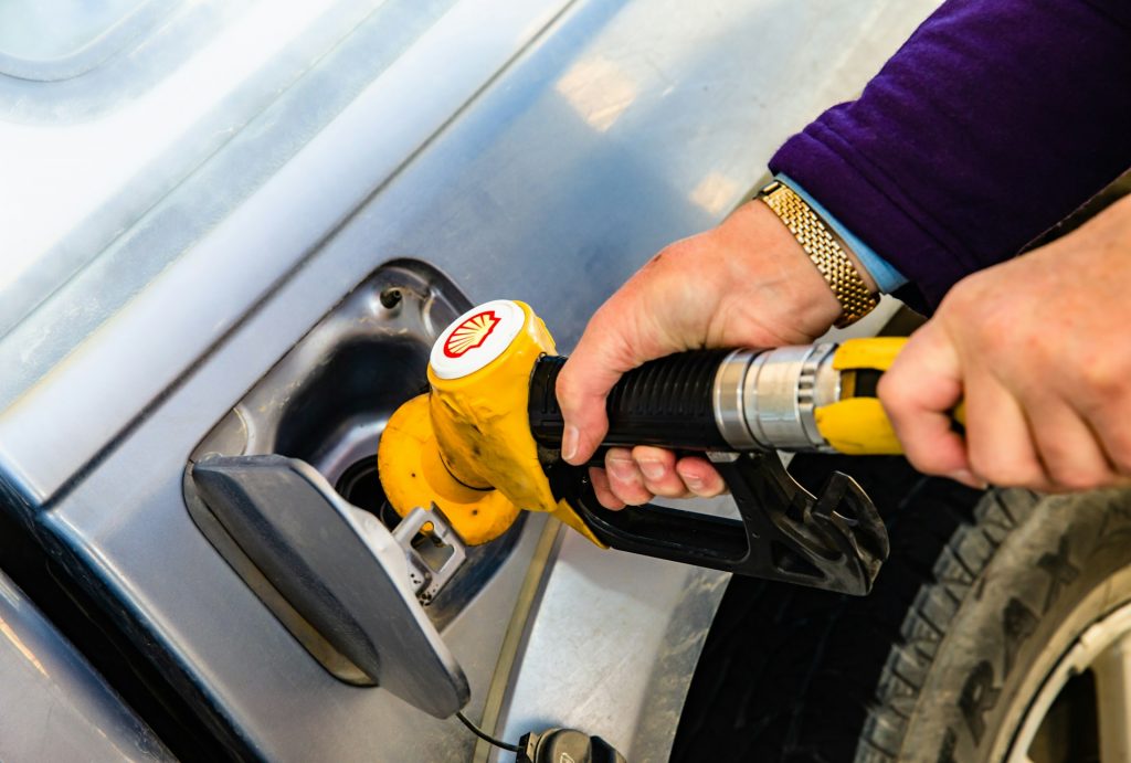 Blocage des prix des carburants : une personne fait le plein de gazole