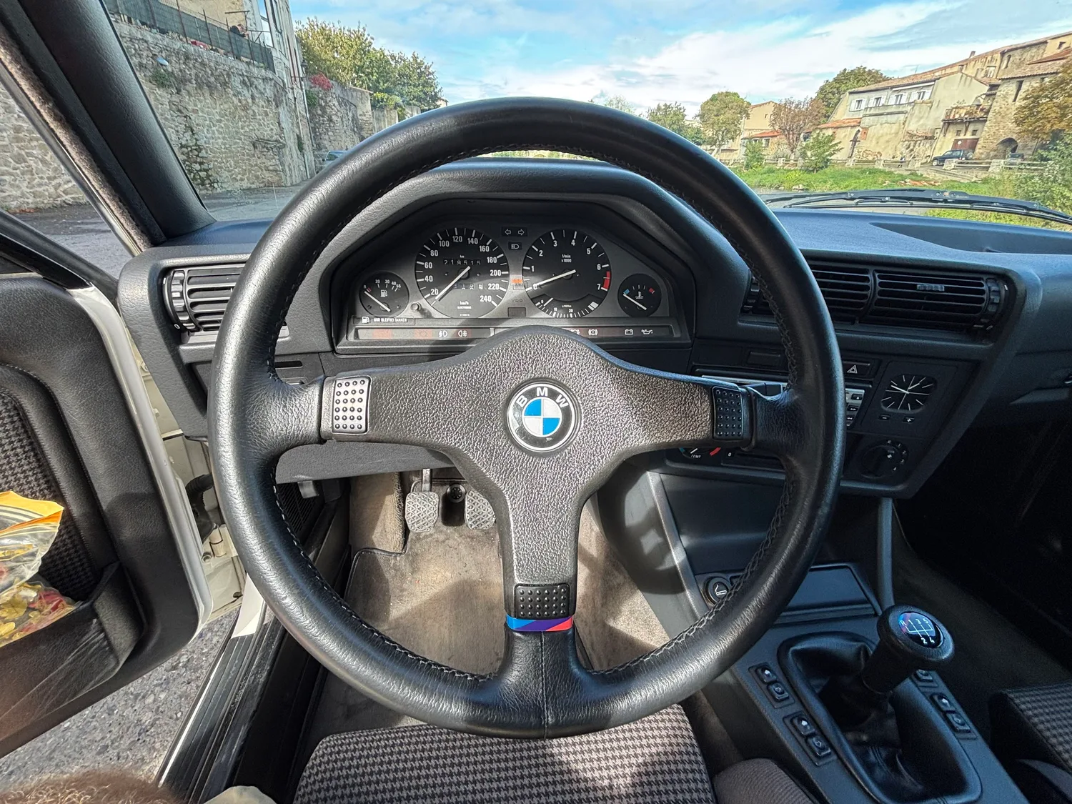 L’ancienne du jour : BMW E30 325i Cabriolet 1986 à vendre, un exemplaire de collection en Alpine White