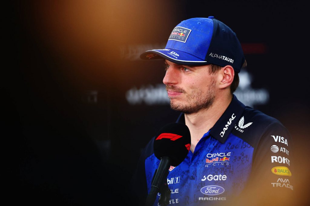 Sprint qualifs Singapour 2026 : Verstappen devant Russell Max Verstappen (Red Bull Racing) répondant à une interview durant le Grand Prix de F1 de Singapour 2026