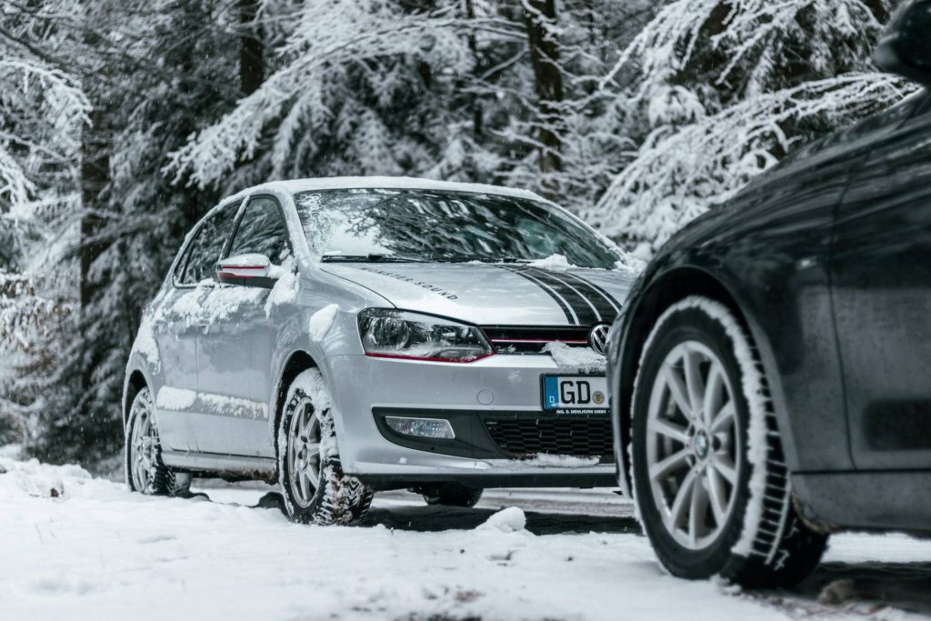 Loi Montagne 2026-2027 : pneus hiver obligatoires dès le 1er novembre, quelles sanctions risquez-vous ? Des voitures sous la neige, équipées de pneus hiver