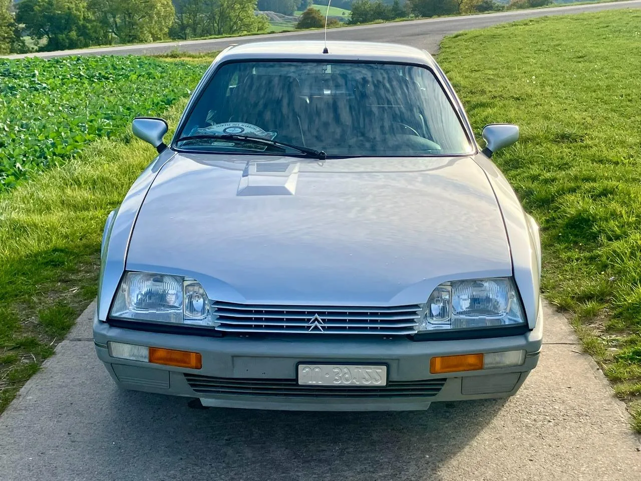 Citroën CX 25 GTI 1987 à vendre : une berline de prestige avec intérieur Cassis, en Suisse Citroën CX 25 GTI 1987 à vendre : une berline de prestige avec intérieur Cassis, en Suisse