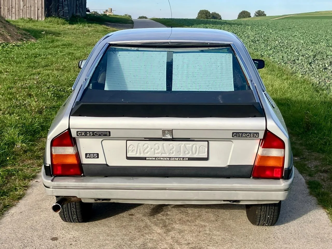 Citroën CX 25 GTI 1987 à vendre : une berline de prestige avec intérieur Cassis, en Suisse Citroën CX 25 GTI 1987 à vendre : une berline de prestige avec intérieur Cassis, en Suisse