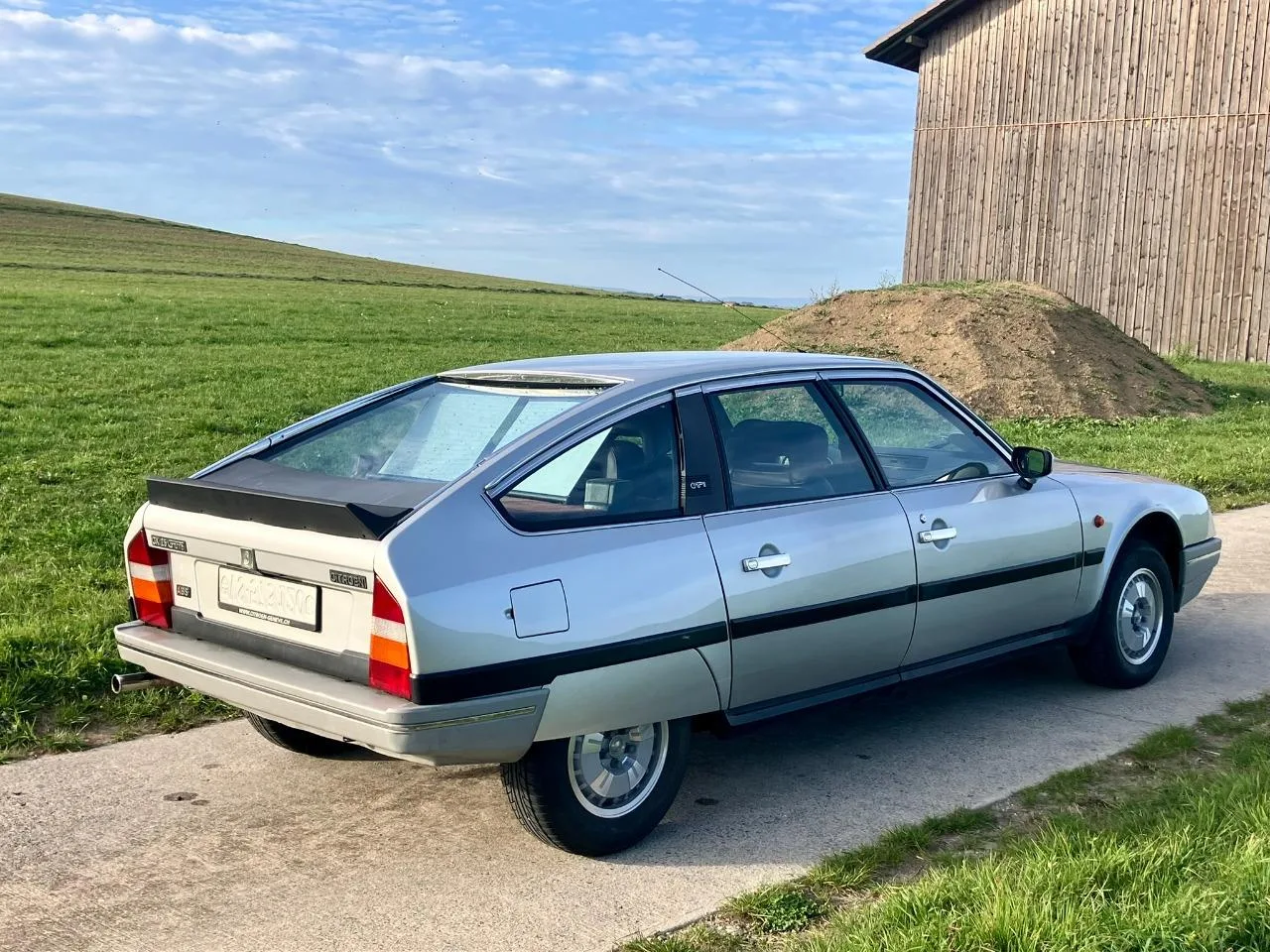 Citroën CX 25 GTI 1987 à vendre : une berline de prestige avec intérieur Cassis, en Suisse Citroën CX 25 GTI 1987 à vendre : une berline de prestige avec intérieur Cassis, en Suisse