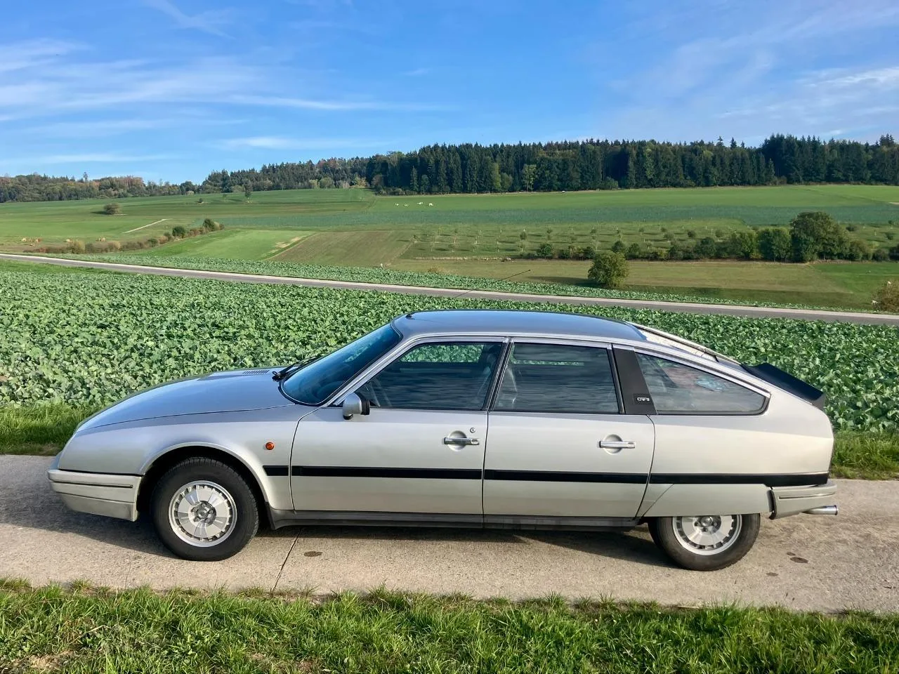 Citroën CX 25 GTI 1987 à vendre : une berline de prestige avec intérieur Cassis, en Suisse Citroën CX 25 GTI 1987 à vendre : une berline de prestige avec intérieur Cassis, en Suisse