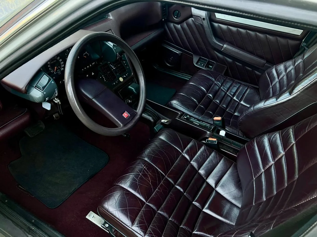 Citroën CX 25 GTI 1987 à vendre : une berline de prestige avec intérieur Cassis, en Suisse Citroën CX 25 GTI 1987 à vendre : une berline de prestige avec intérieur Cassis, en Suisse