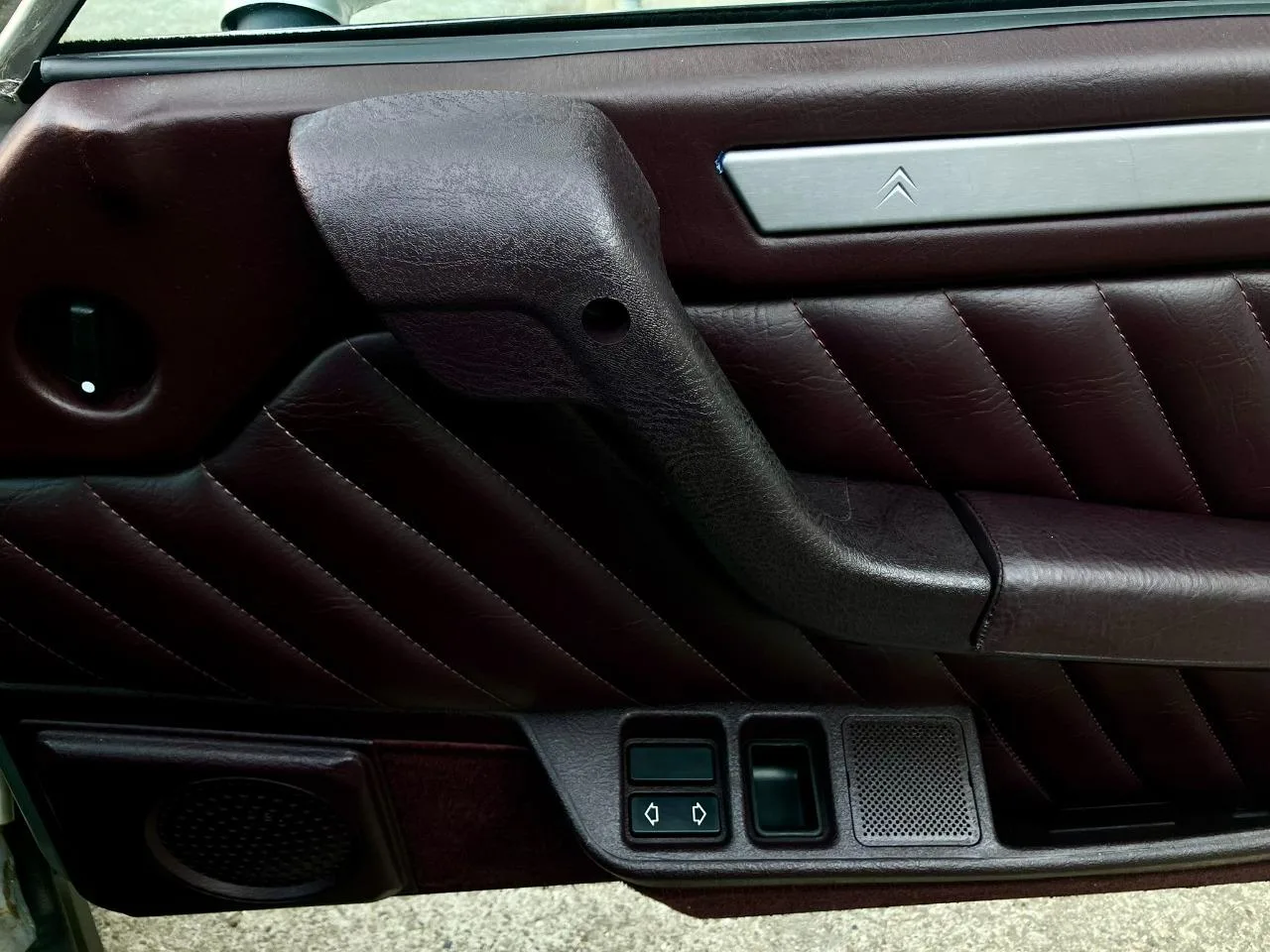 Citroën CX 25 GTI 1987 à vendre : une berline de prestige avec intérieur Cassis, en Suisse Citroën CX 25 GTI 1987 à vendre : une berline de prestige avec intérieur Cassis, en Suisse
