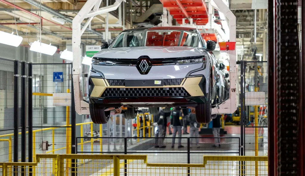 Renault va investir plus de 10 milliards d’euros en France pour l’électrique et les voitures abordables Une Renault Megane E-Tech électrique sur la chaîne de montage à l'usine Renault de Douai dans le nord de la France.