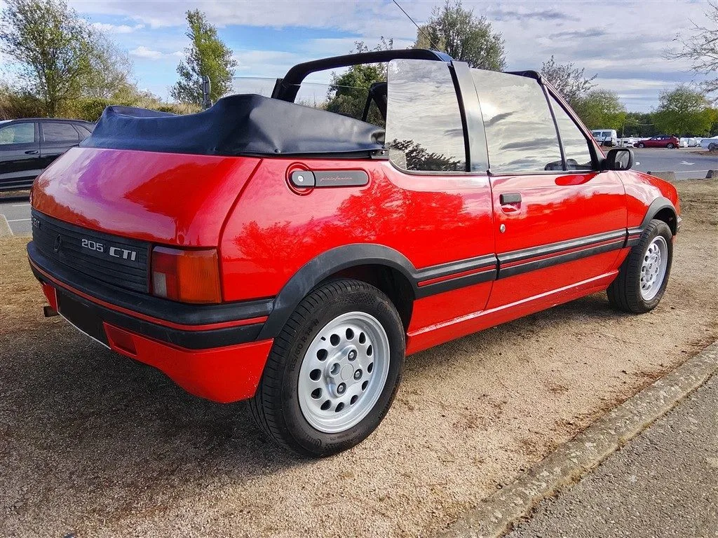 L’ancienne du jour : Peugeot 205 CTI 1986 à vendre, un cabriolet de première année en rouge Vallelunga L’ancienne du jour : Peugeot 205 CTI 1986 à vendre, un cabriolet de première année en rouge Vallelunga