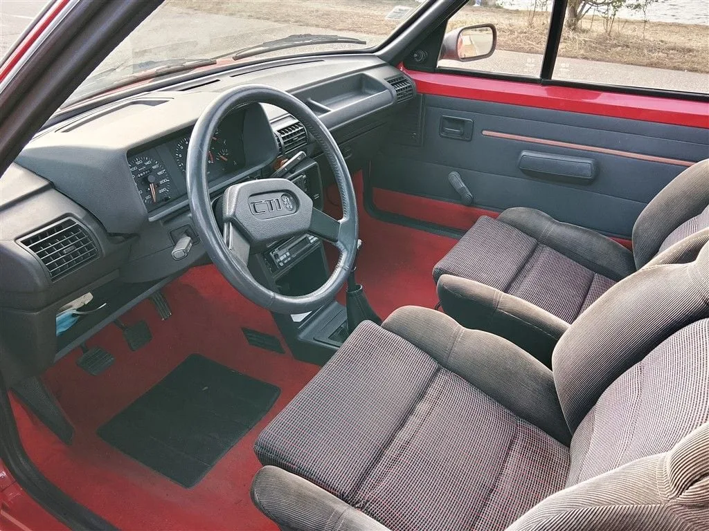 L’ancienne du jour : Peugeot 205 CTI 1986 à vendre, un cabriolet de première année en rouge Vallelunga L’ancienne du jour : Peugeot 205 CTI 1986 à vendre, un cabriolet de première année en rouge Vallelunga