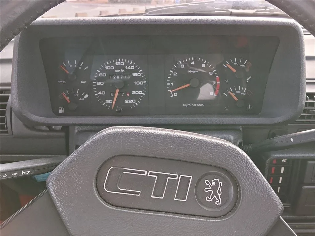 L’ancienne du jour : Peugeot 205 CTI 1986 à vendre, un cabriolet de première année en rouge Vallelunga L’ancienne du jour : Peugeot 205 CTI 1986 à vendre, un cabriolet de première année en rouge Vallelunga
