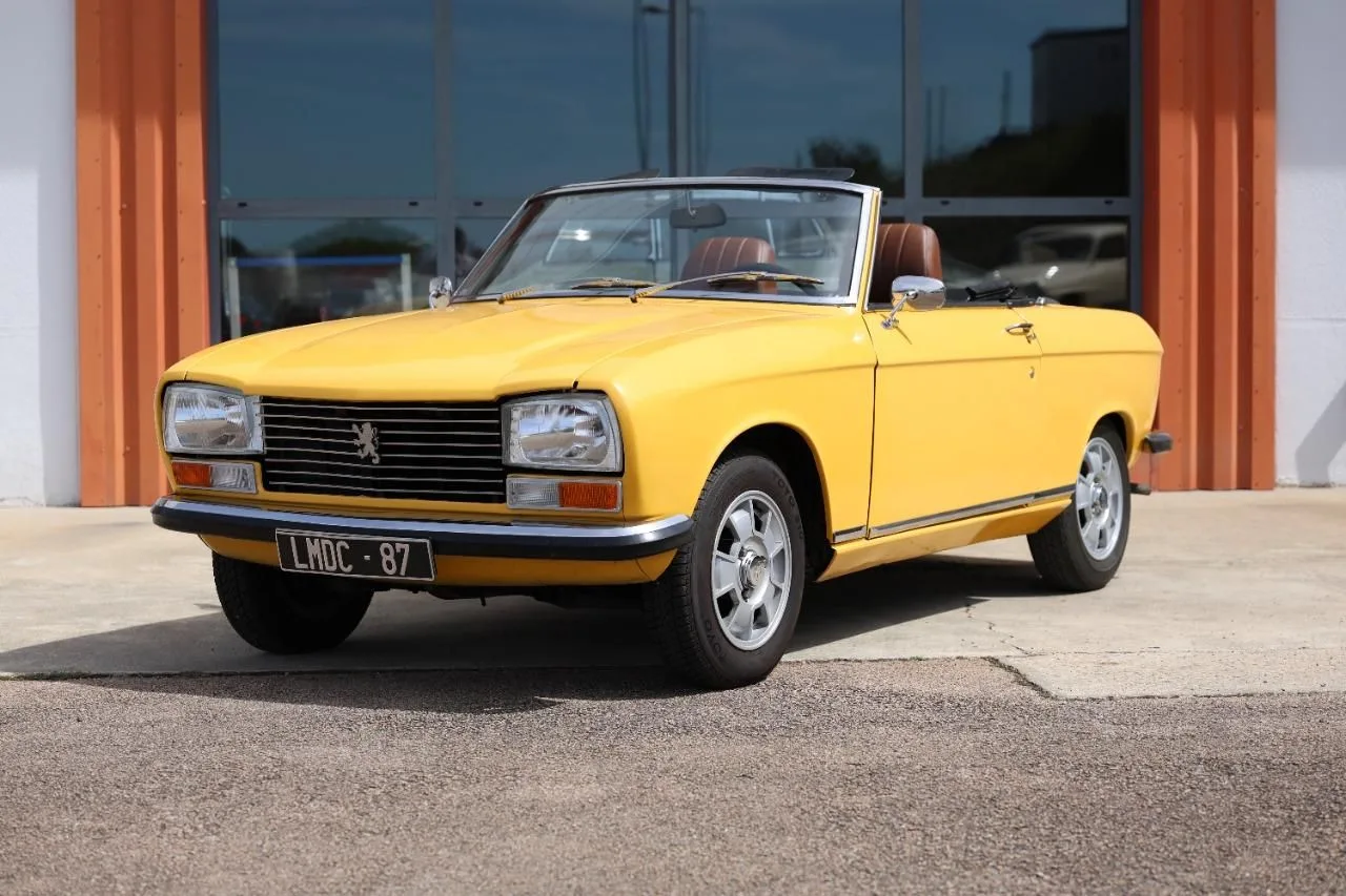 L’ancienne du jour : Peugeot 304 S Cabriolet 1973 à vendre, 43 000 km, robe jaune et capote noire
