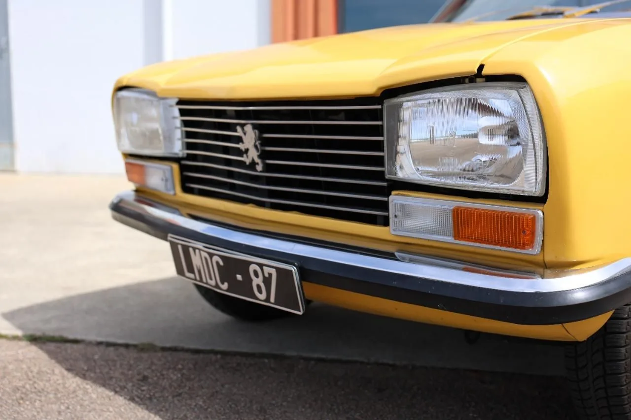 L’ancienne du jour : Peugeot 304 S Cabriolet 1973 à vendre, 43 000 km, robe jaune et capote noire