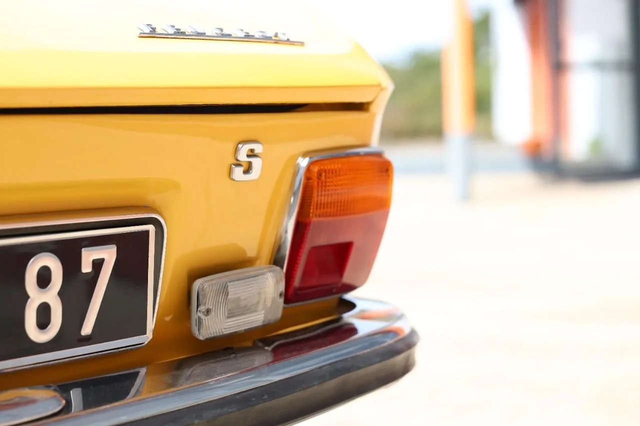 L’ancienne du jour : Peugeot 304 S Cabriolet 1973 à vendre, 43 000 km, robe jaune et capote noire
