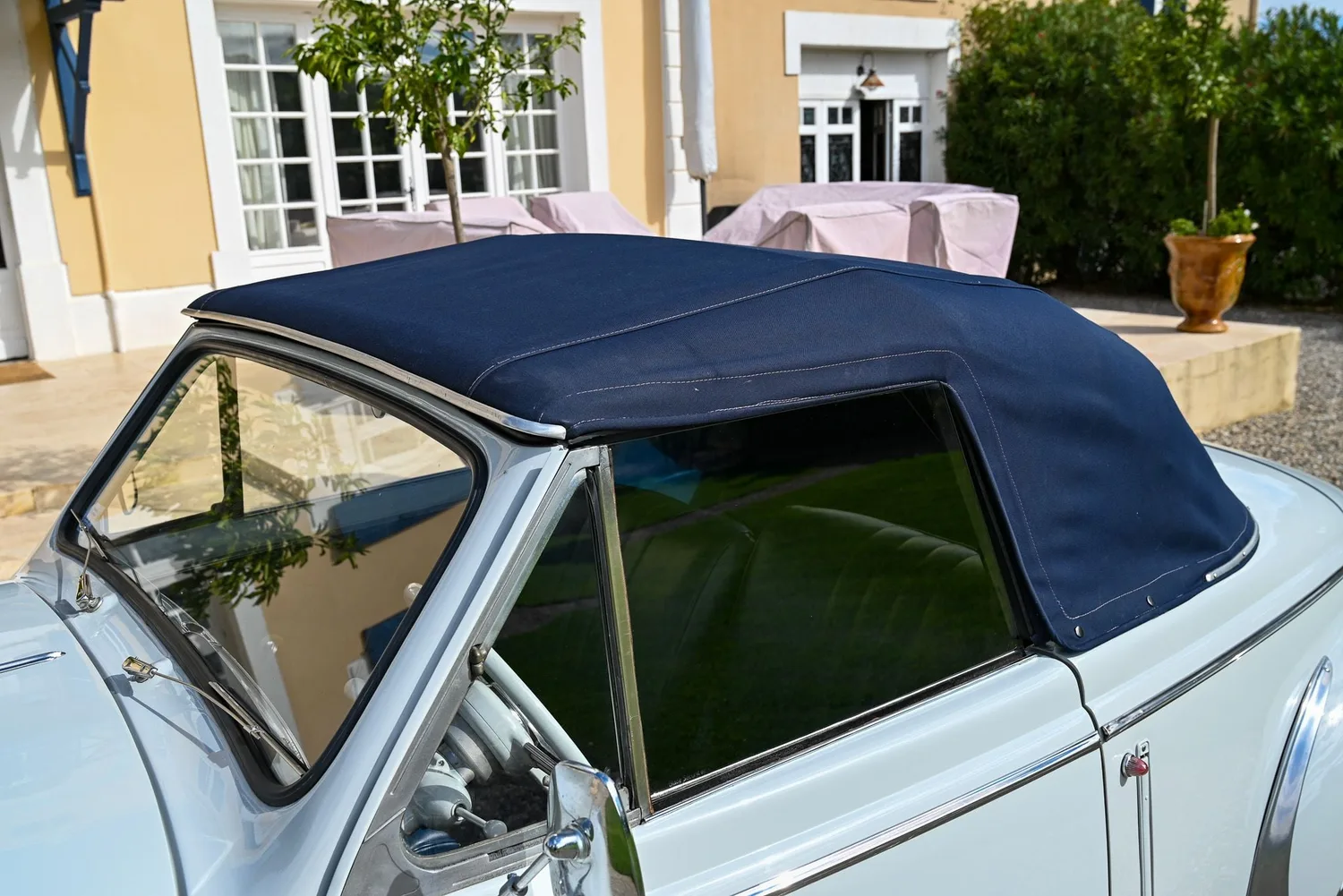 Peugeot 203 Cabriolet 1953 à vendre : un cabriolet d'après-guerre rarissime et magnifiquement restauré Peugeot 203 Cabriolet 1953 à vendre : un cabriolet d'après-guerre rarissime et magnifiquement restauré