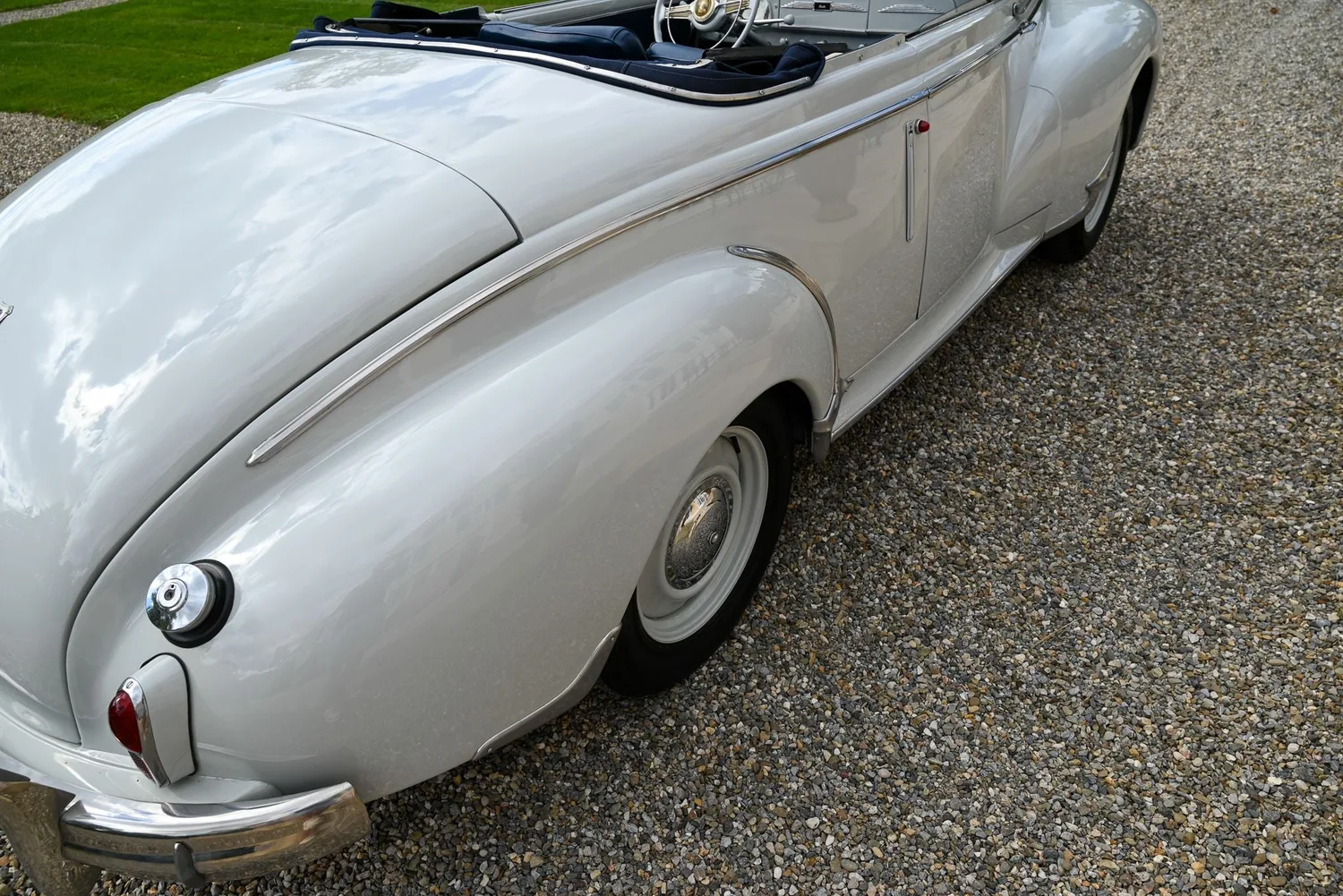 Peugeot 203 Cabriolet 1953 à vendre : un cabriolet d'après-guerre rarissime et magnifiquement restauré Peugeot 203 Cabriolet 1953 à vendre : un cabriolet d'après-guerre rarissime et magnifiquement restauré